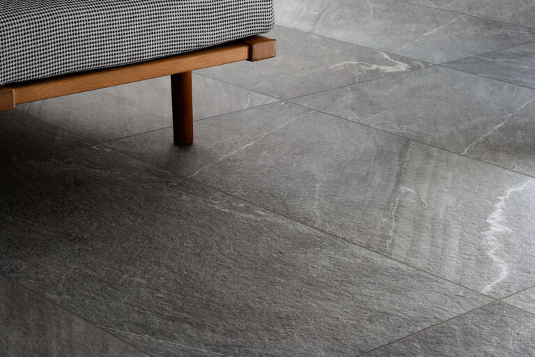 Piastrelle-per-pavimenti-interni_Ceramiche-Coem_Cardoso_Grigio-Scuro-60x120-Strutturato-1