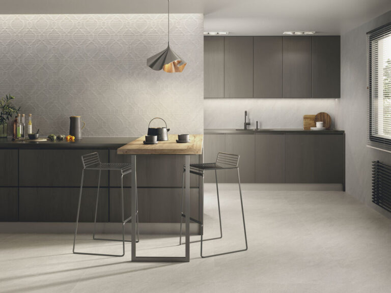 QYMH852BI55516_KLIFF_05_AMBIENTE_KLIFF_GREIGE_30X90_CROWN_KLIFF_PEARL_30X90_PAV_KLIF_IMD