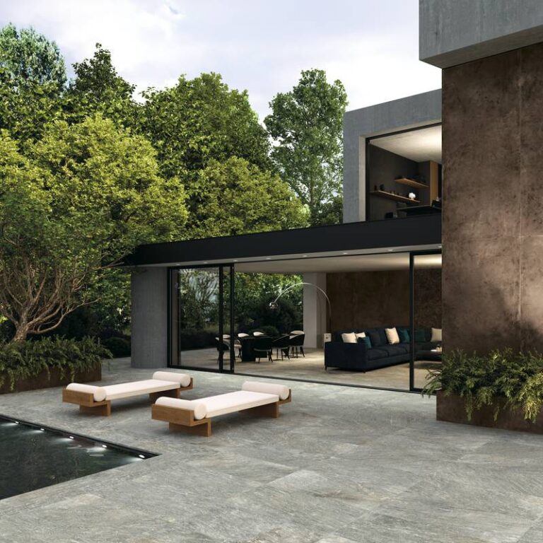 Supergres_Menhir_Esterno_con_piscina_Amb_Main-thumbnail-1440x800-70